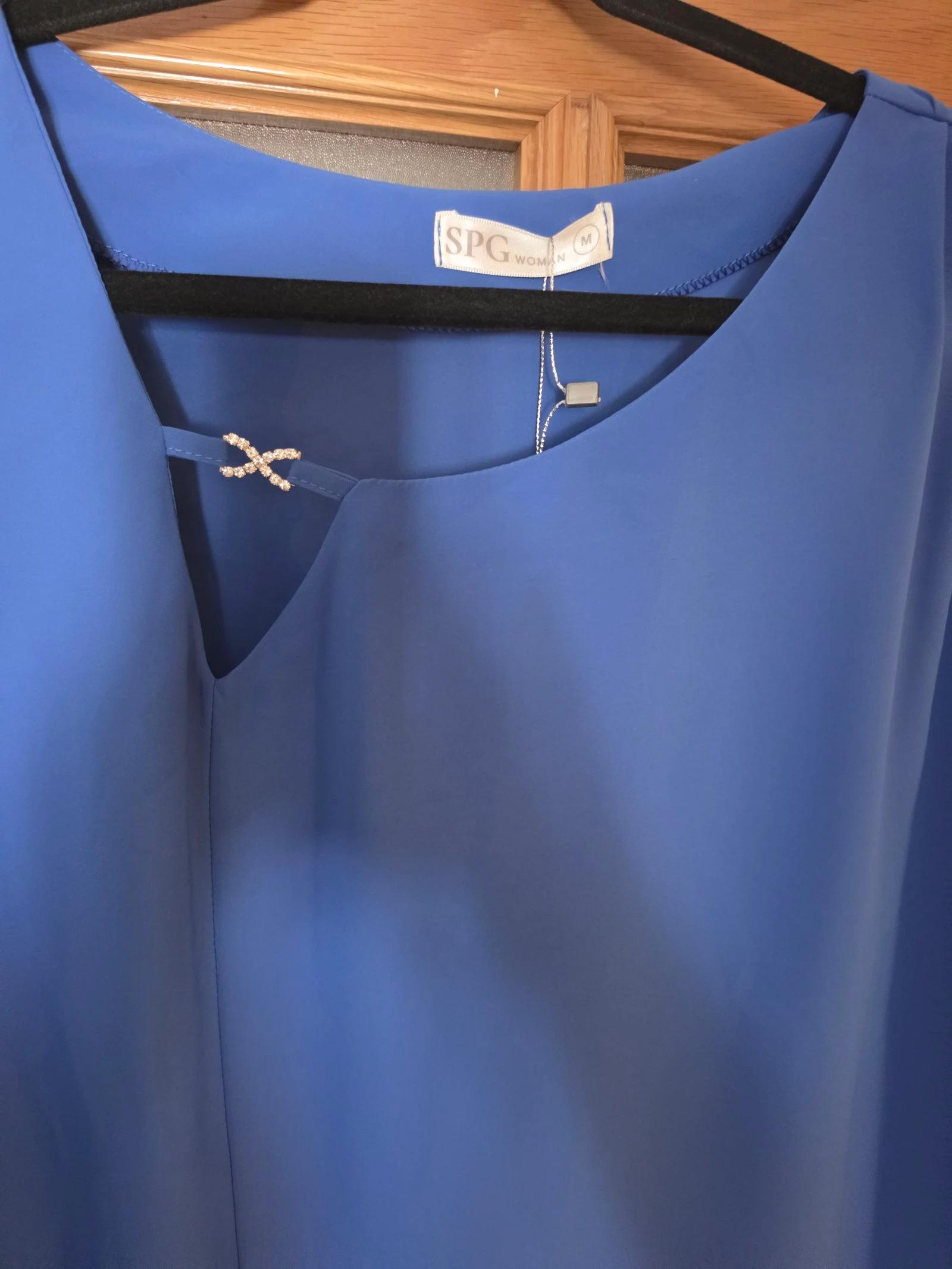 Blusa azul Klein elegante com detalhe de joia – photo 3